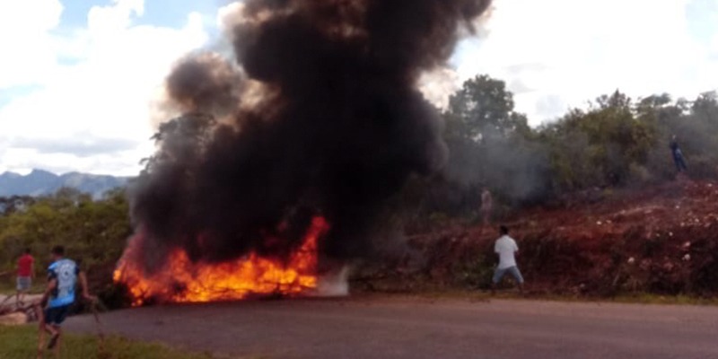  Moradores de Piatâ se revoltam e bloqueiam Ba-148, devido a precariedade da rodovia