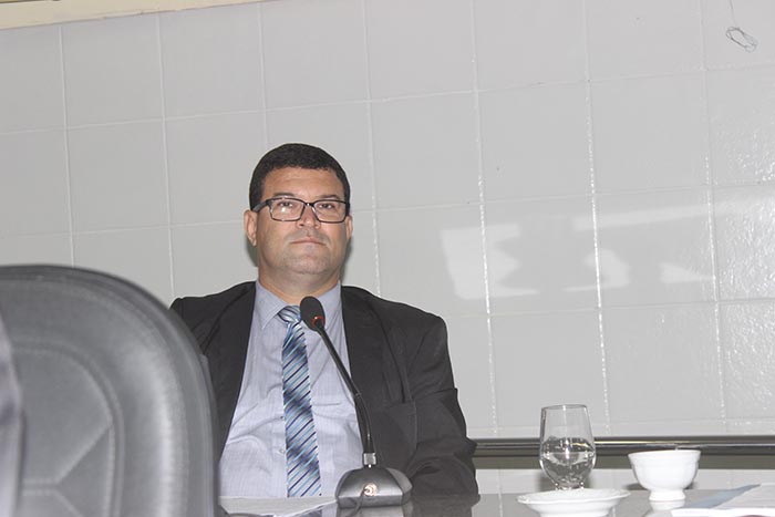 Mau exemplo: mesmo após decreto municipal e orientação da câmara, Rei de Domingão participa de sessão sem usar máscara