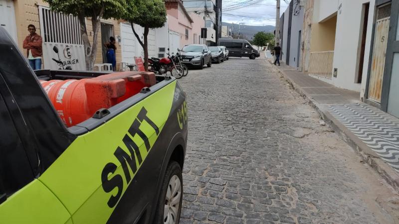 Brumado: Empresa particular gera interdição de via, não realiza sinalização adequada e caminhão guincho é multado pela SMTT