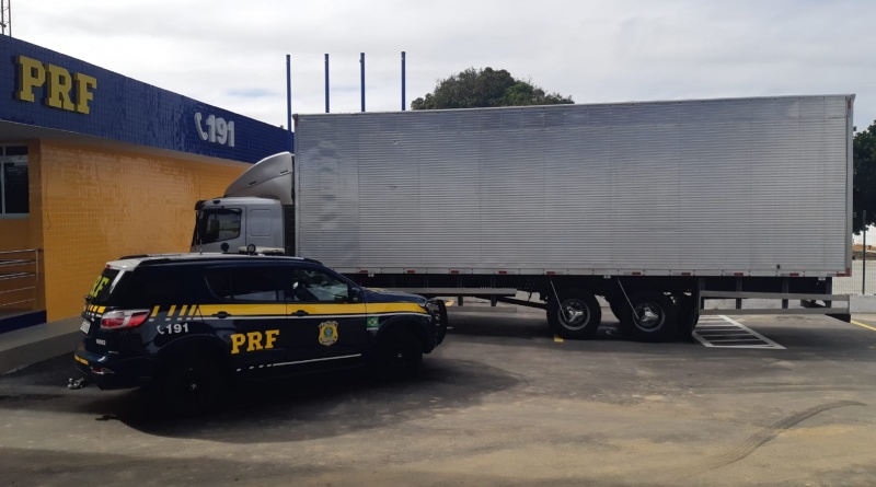 Grande carregamento de calçados falsificados é apreendido na BR 116 em Vitória da Conquista 