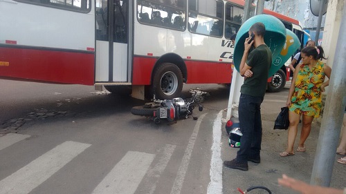 Moto fica presa embaixo de ônibus após colisão em Brumado