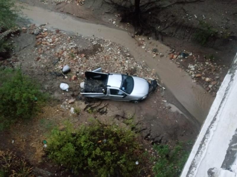 Homem morre e dois ficam feridos após carro cair de ponte de 15 metros em acidente na Bahia