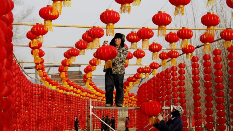 Sem fogos de artifícios, chineses celebram o ano do cachorro