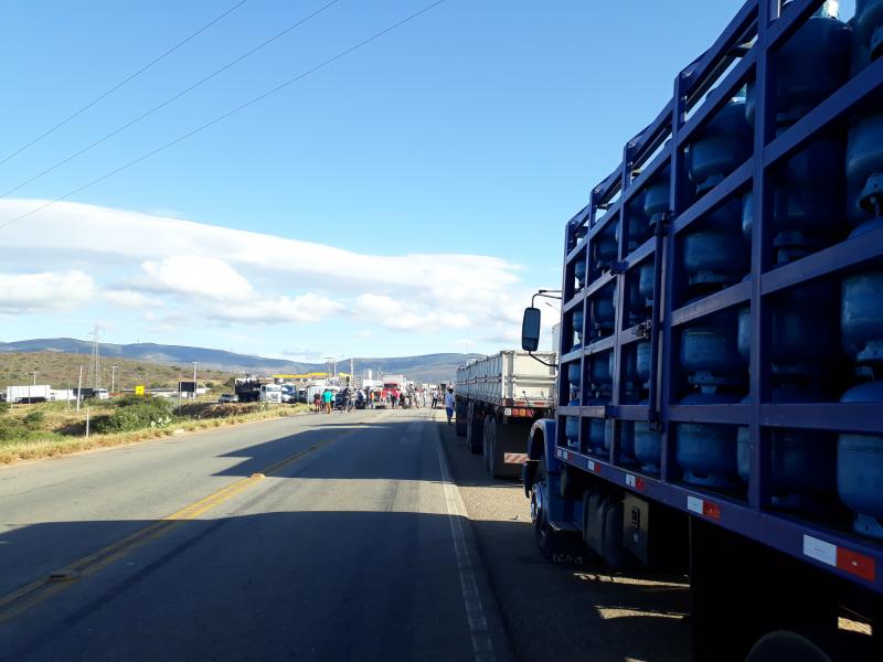 Brumado: Caminhoneiros mantêm trevo da BR – 030 com a BA – 262 bloqueado; álcool e gasolina já começam a faltar em alguns postos