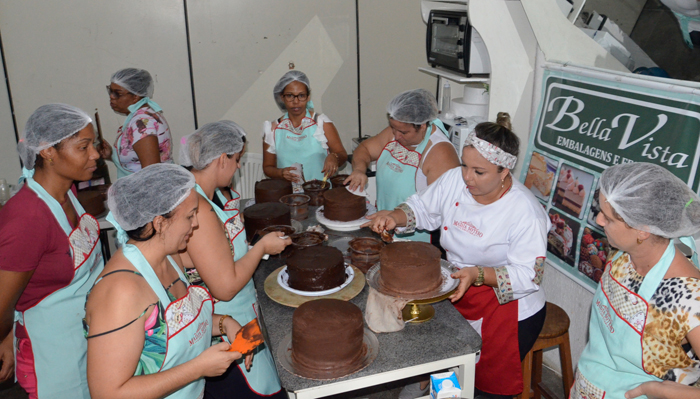 Curso de confeitaria promovido pela Bella vista atrai pessoas de Brumado e região