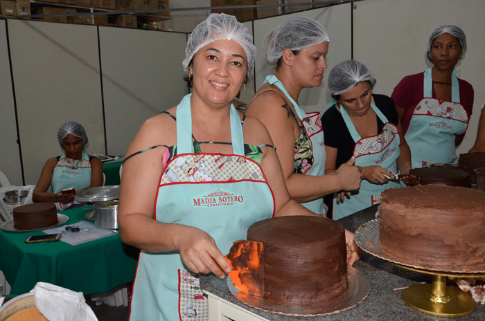 Curso de confeitaria promovido pela Bella vista atrai pessoas de Brumado e região