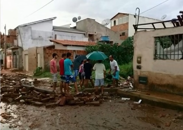 Chuva derruba muro e destelha casa em Livramento