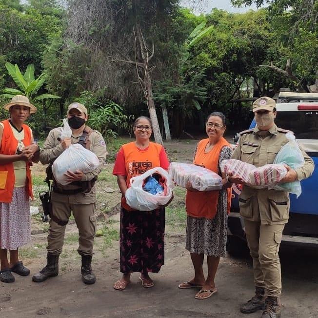 Polícia Militar entregou remédios e alimentos para pessoas em tratamento em Vitória da Conquista