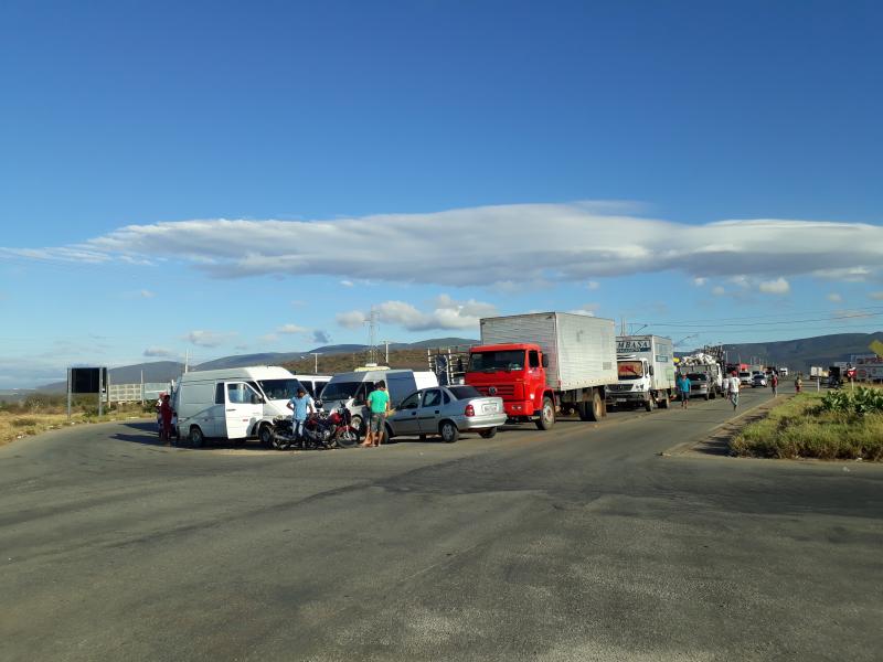 Brumado: Caminhoneiros mantêm trevo da BR – 030 com a BA – 262 bloqueado; álcool e gasolina já começam a faltar em alguns postos