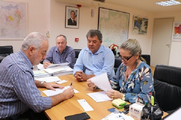 Deca e Ivana Bastos solicitam obras de iluminação e pavimentação asfáltica para Rio do Antônio