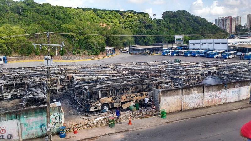 Incêndio em Salvador destrói quase 60 ônibus públicos em garagem