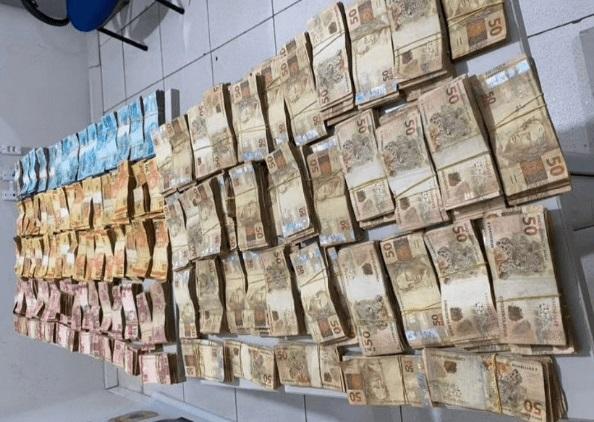 Região Sudoeste: PRE apreende cerca de 80 mil reais em espécie dentro de porta malas de carro