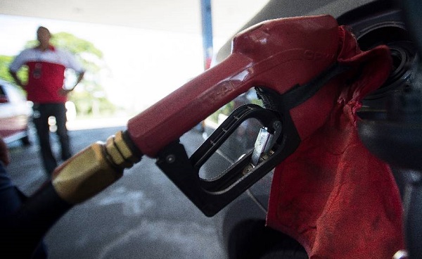 Petrobras reduz em 0,45% o preço da gasolina na refinaria