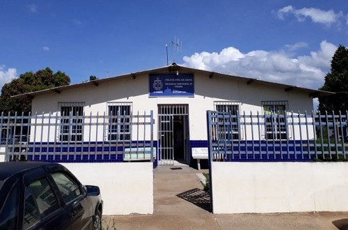 Após festa jovem pega carona com desconhecidos, e acorda com ambos tendo relações sexuais com ela