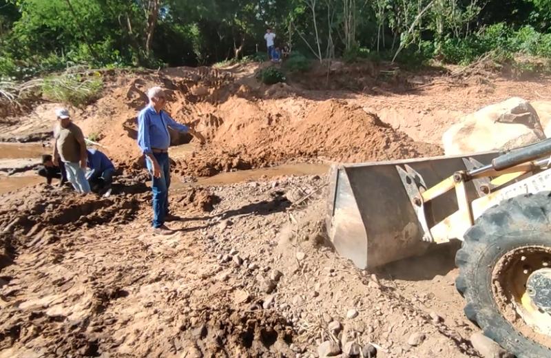 Prefeito de Tanhaçu acompanha serviços de melhorias de estradas na zona rural