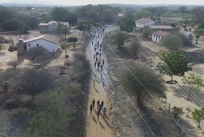 Atletas profissionais e amadores de vários lugares do Brasil participaram da Meia Maratona do Terrão em Brumado; veja o vídeo