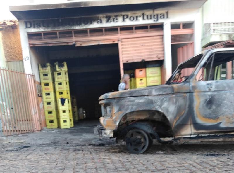 Bar e distribuidora fica parcialmente destruída após incêndio no Bairro São Félix em Brumado