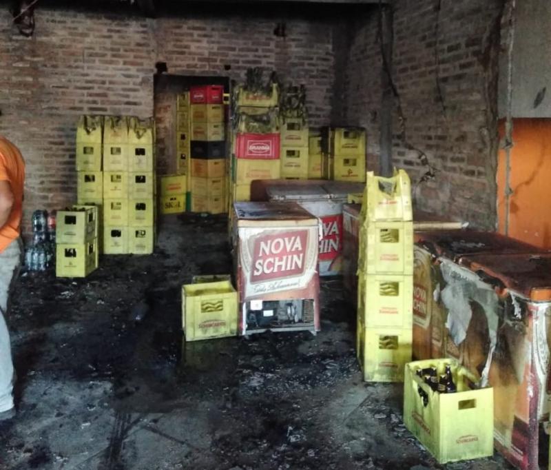 Bar e distribuidora fica parcialmente destruída após incêndio no Bairro São Félix em Brumado