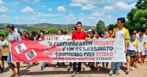 Nas ruas de Conquista, jovens cobram justiça e protestam pela morte de vítimas de Caraíbas