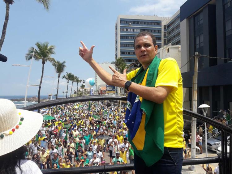 Caminhada em solidariedade a Jair Bolsonaro reúne multidão no Farol da Barra