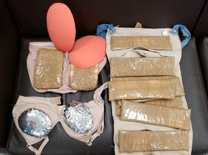Mulher é presa com 3 kg de cocaína no aeroporto da capital baiana