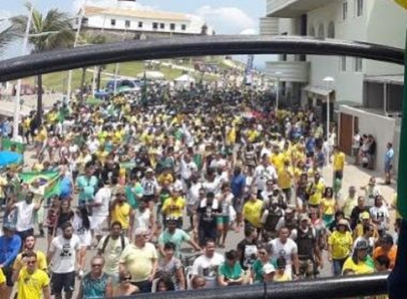 Caminhada em solidariedade a Jair Bolsonaro reúne multidão no Farol da Barra