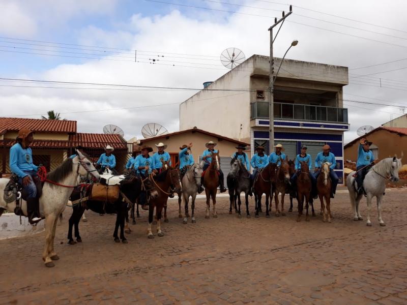 Comitiva 100 Parea de Maetinga realiza cavalgada com destino a Gruta da Mangabeira em Ituaçu