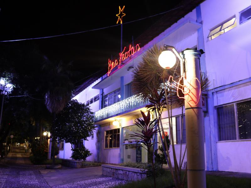 Decoração de Natal da Praça Coronel Zeca Leite foi inaugurada nesta sexta-feira (10)