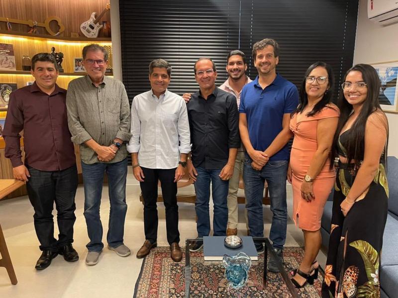 Em companhia do ex-prefeito de Ituaçu e outras lideranças, Manuel Rocha cumpre agenda com Acm Neto