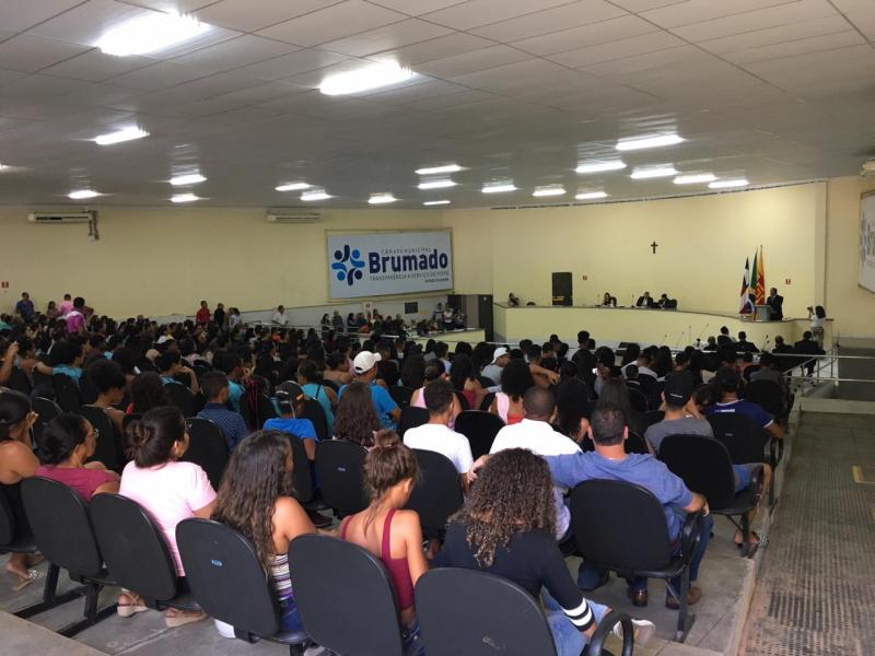 Pais e Alunos comparecem à Câmara de Brumado para protestarem contra ensino em tempo integral no município