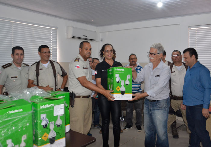 Pontos estratégicos de Brumado serão monitorados com câmeras de última geração entregues ao CICOM pelo Prefeito Eduardo Vasconcelos 