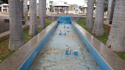 Prefeitura realiza manutenção na fonte luminosa da Praça Coronel Zeca Leite