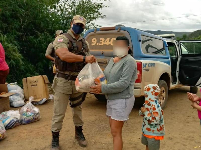 Ituaçu: Policias da 34ª CIPM entregam alimentos e agasalhos arrecadados no município