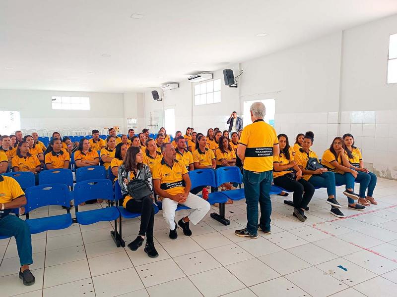 Monitores em ônibus escolares proporcionam mais segurança aos alunos de Brumado