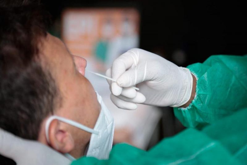 Dor de garganta é o principal sintoma da nova onda da Covid-19