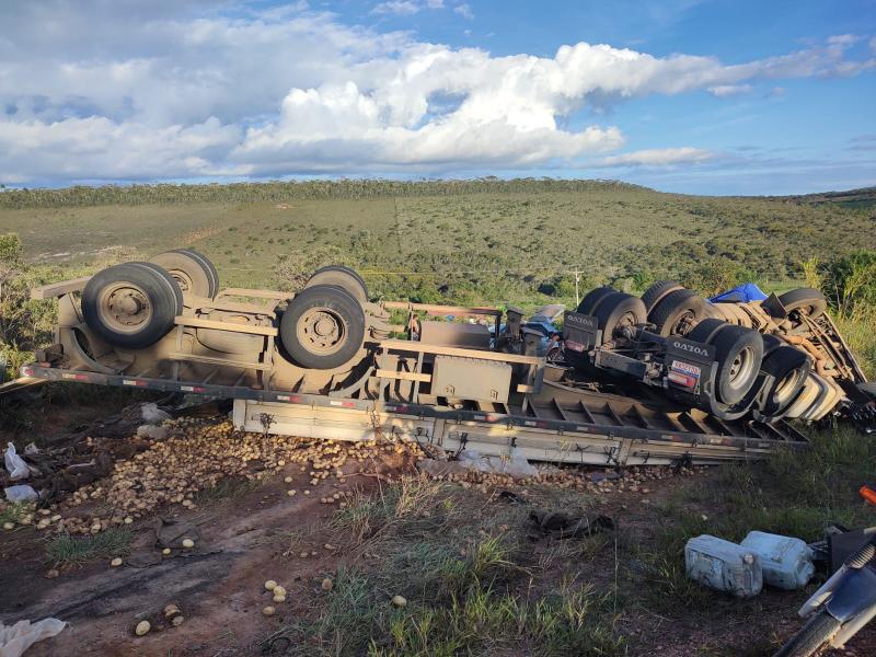 Caminhão carregado de batatas tomba na BA-142, trecho entre Ibicoara e Barra da Estiva