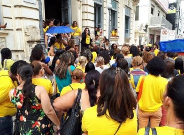 Feira: Professores da rede municipal param por 24h e cobram pagamento de dívida