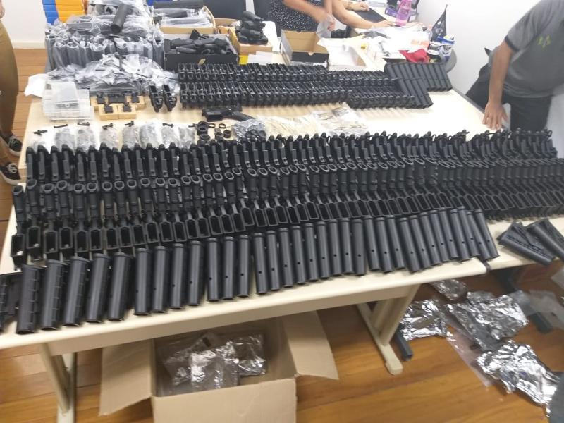 Polícia encontra 117 fuzis M-16 durante operação do caso Marielle