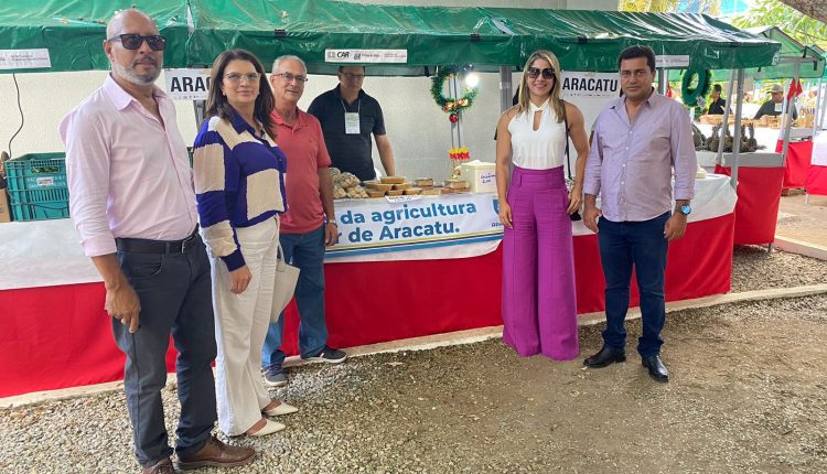 Aracatu marca presença na I Feira de Agricultura do Familiar do Sudoeste e recebe três máquinas forrageiras