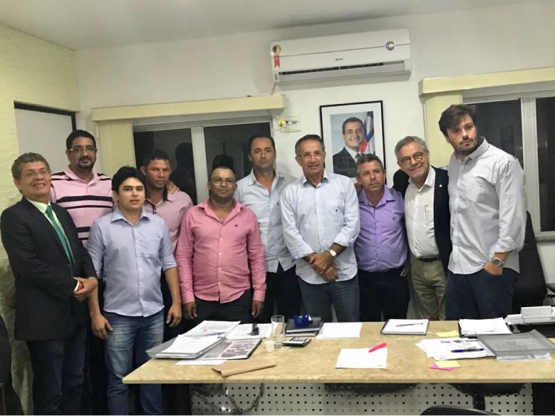 Deputado e lideranças de Encruzilhada buscam solucionar o abastecimento de água