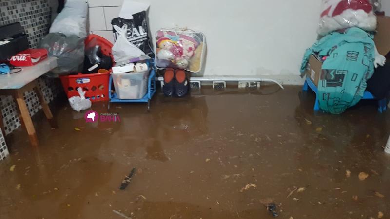 Chuva forte causa alagamentos e deixa prejuízos em Brumado