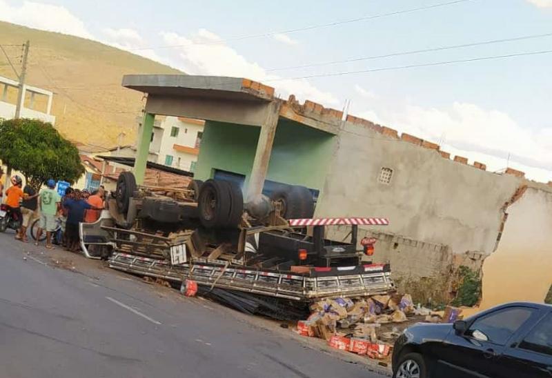 Caminhão desgovernado tomba na entrada de Ituaçu