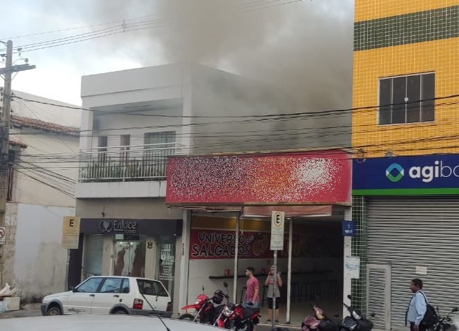 Princípio de incêndio assusta funcionários e clientes de lanchonete no centro de Brumado