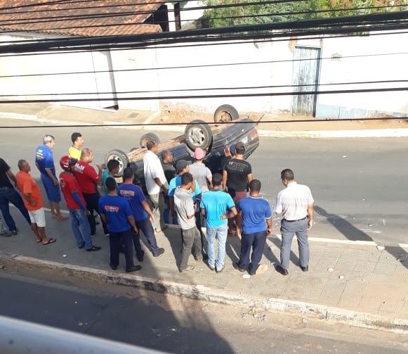 Veículo de passeio capota em plena Avenida João Paulo I em Brumado