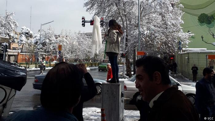 Irã prende 29 mulheres por protesto contra véu islâmico