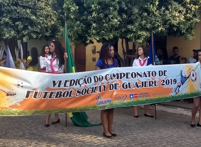 Cortejo cívico é realizado antes da abertura do Campeonato de Futebol Society de Guajeru