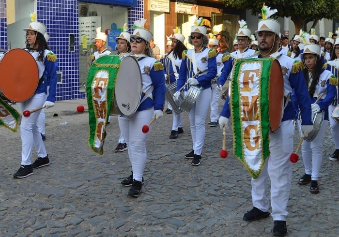 Cortejo cívico é realizado antes da abertura do Campeonato de Futebol Society de Guajeru