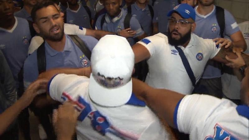 Júnior Brumado é agredido durante confusão entre jogadores e torcedores do Bahia no aeroporto de Salvador