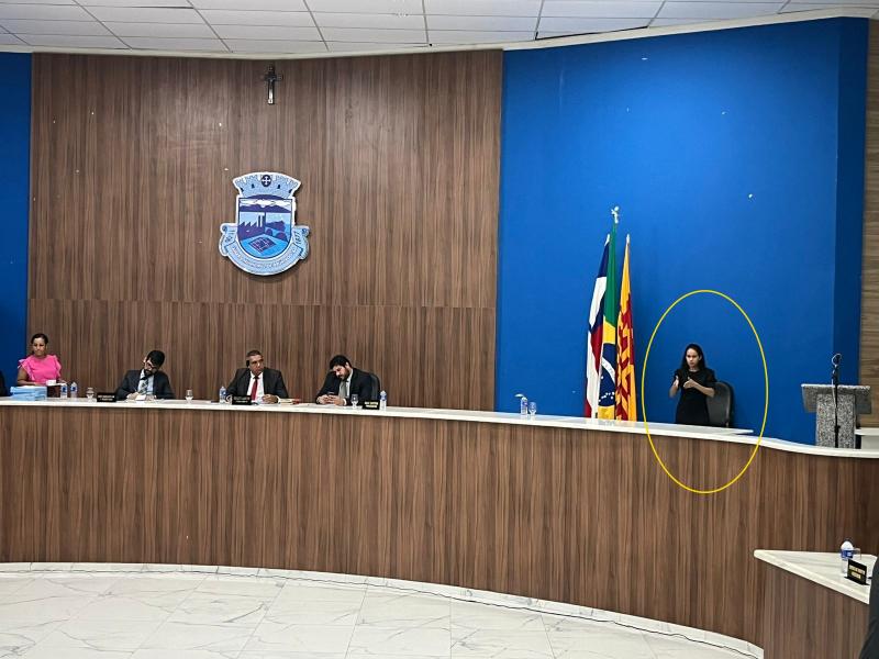Sessões da Câmara de Vereadores de Brumado passam a conta com intérprete de libras 