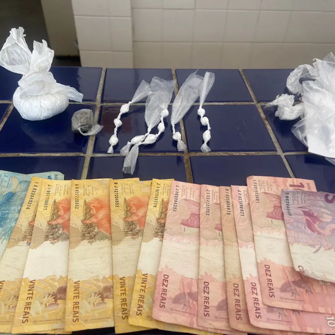  Mulher é presa acusada de tráfico de drogas no bairro Malhada Branca em Brumado